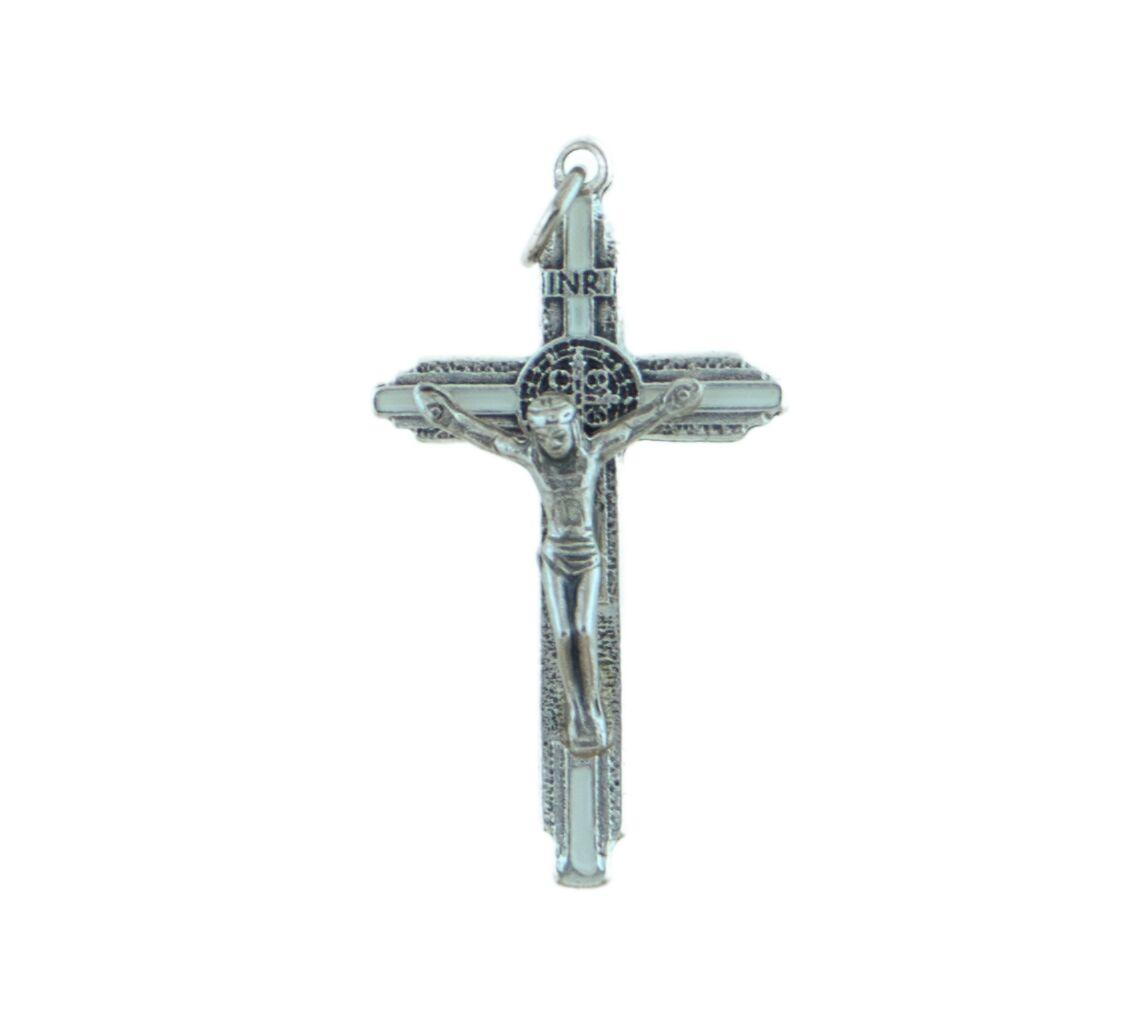 Szent Benedek fém feszület, ezüst-fehér színben, 4 cm-es 