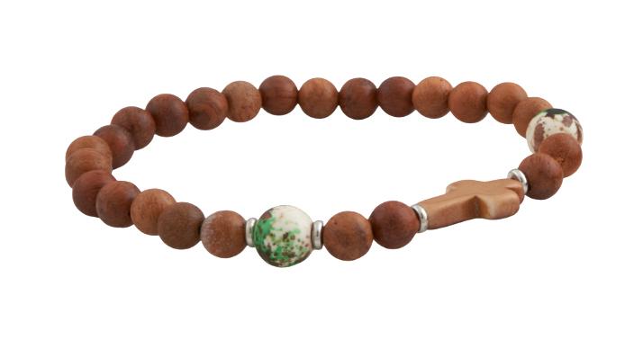 Barna színű gumis karkötő ásvány kereszttel